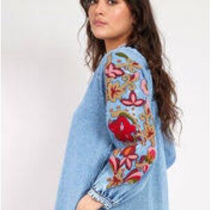 beachlunchlounge Light Blue Top with Floral Embroidery